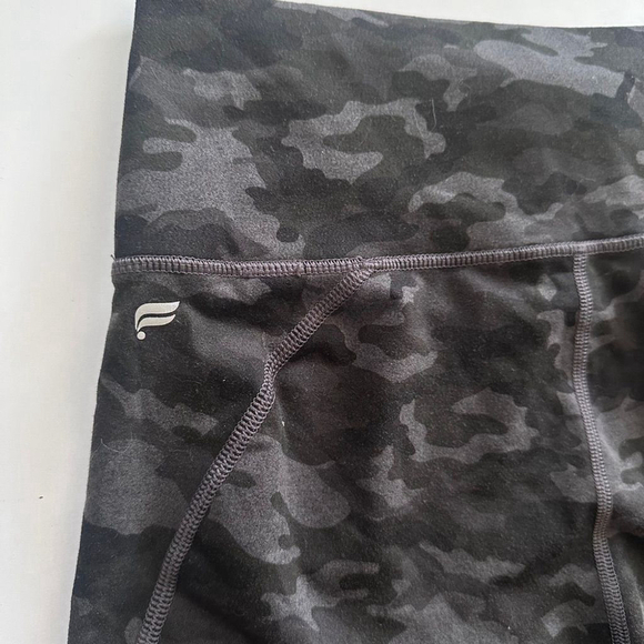 Fabletics Camo High-Waisted Compression Bike Shorts | Size S | Fitness Goals - Picture 6 of 7